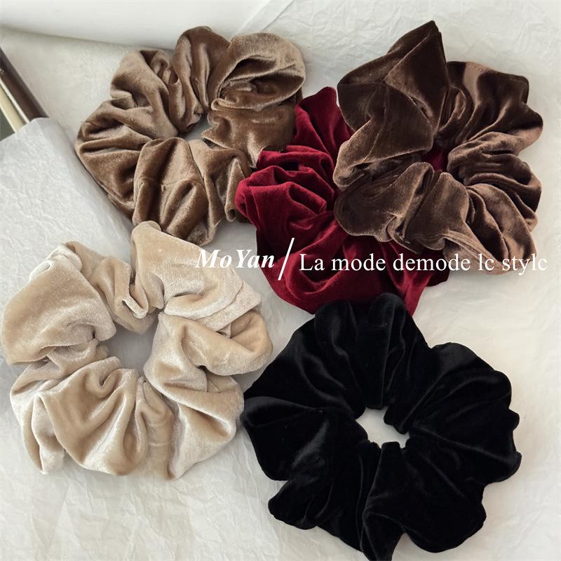 Elegant Velvet Scrunchie: Retro Women's Ponytail Hair Accessory