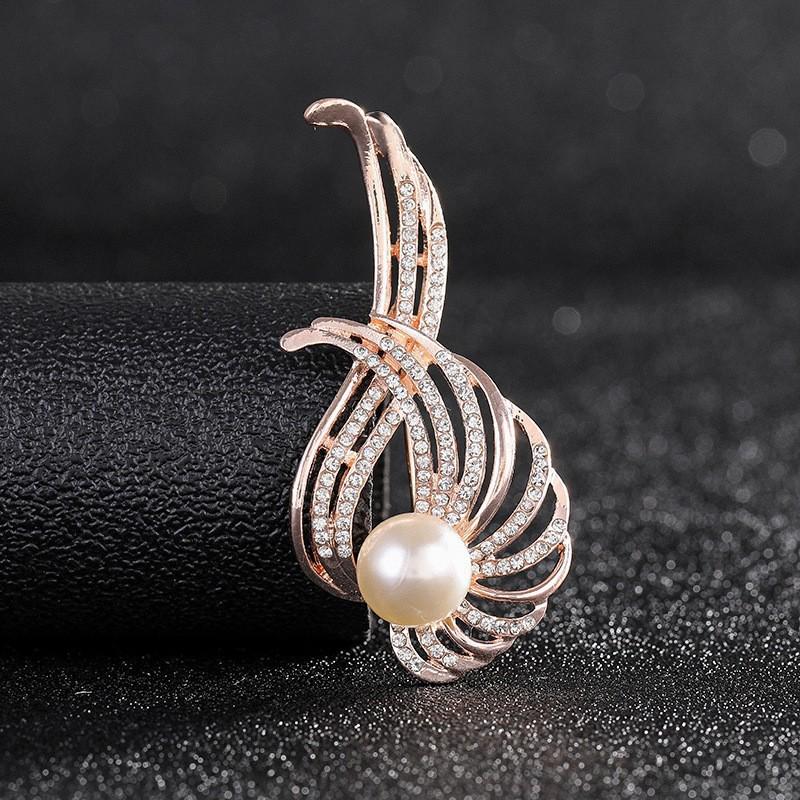 Elegant Pearl Tulip Brooch - Simple and Sophisticated Clothing Accessory