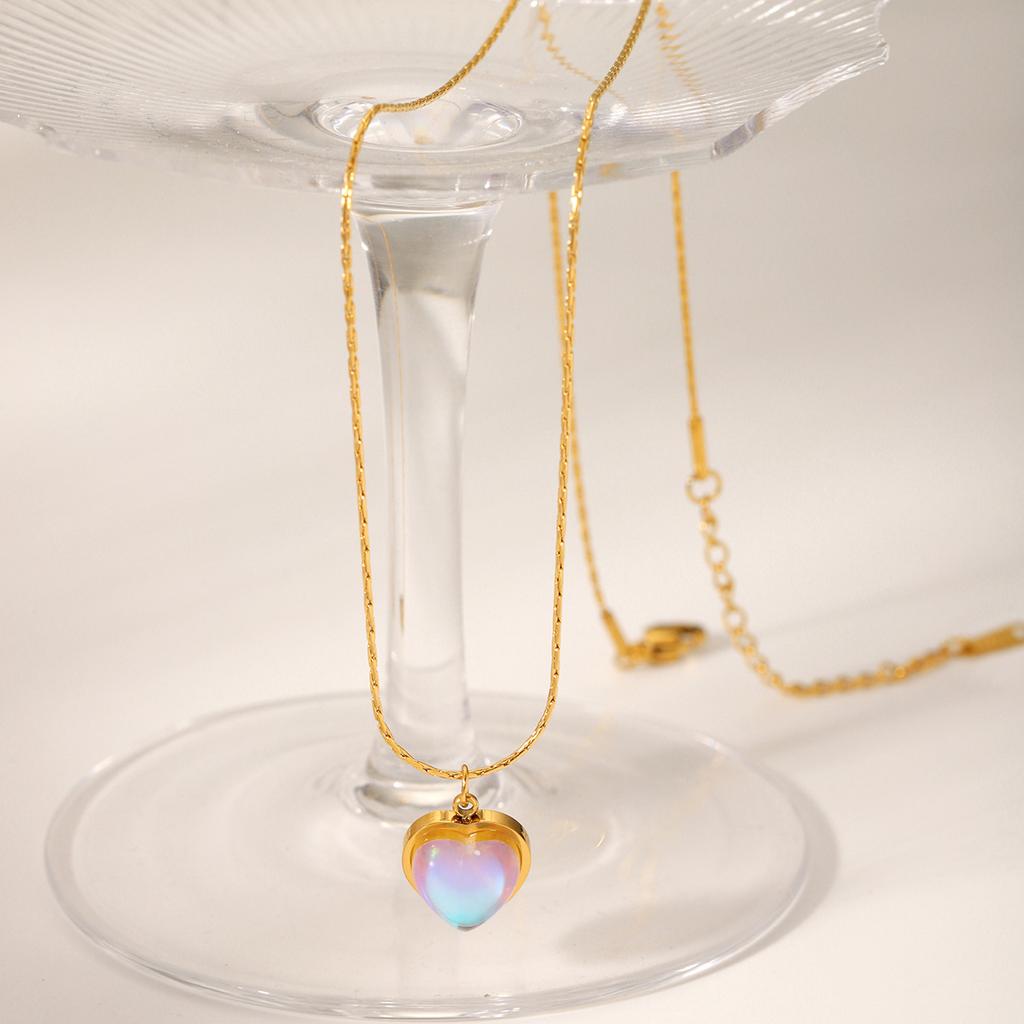 Fashion Gold Heart Pendant Necklace with Natural Moonstone for Women Trendy Collarbone Chain