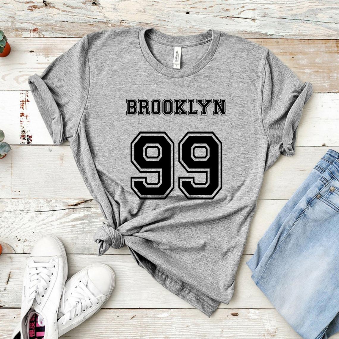

Футболка Brooklyn 99 Футболка с изображением телешоу Brooklyn Nine Nine Футболка Precinct Футболки с рисунком унисекс Футболки с коротким рукавом Уличная одежда Топы унисекс