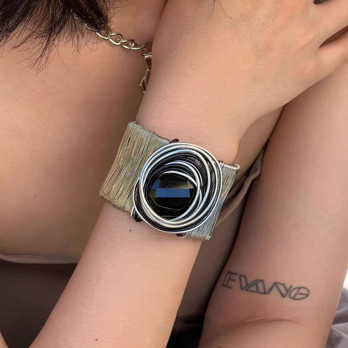 

Punk Personality Sliver Color Metal Coils Winding Geometric Circular Black Crystals Opening Bangles for Women Men Trendy Jewelry чёрный