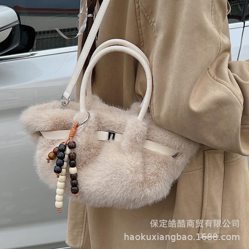 Plush bag women's large capacity 2025 new autumn and winter versatile plush messenger bag single shoulder underarm tote bag