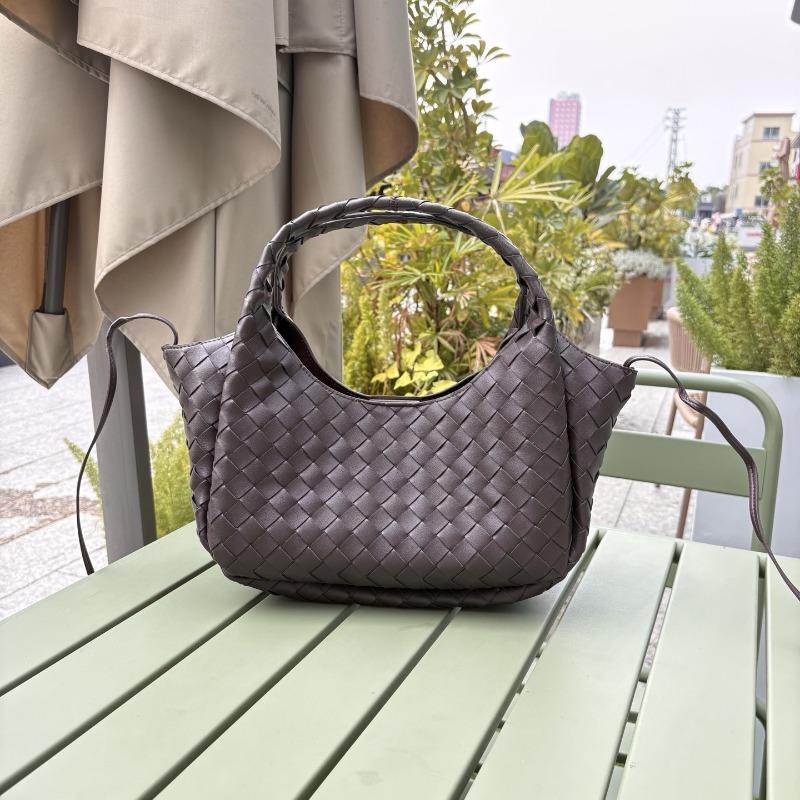 Hot-selling new high-texture cowhide hand-woven handbag large-capacity underarm bag versatile commuter women's bag