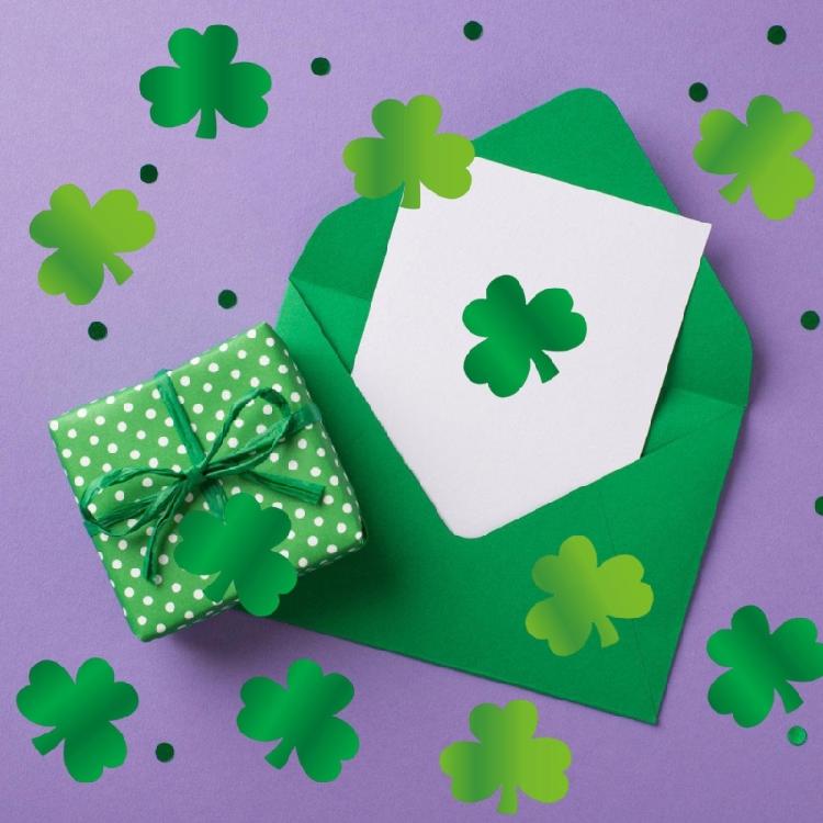 Balení 50 ks rostlinných samolepek na Den svatého Patrika, samolepka se čtyřlístkem, textura papíru, nástěnná samolepka, vhodné pro irské party dekorace