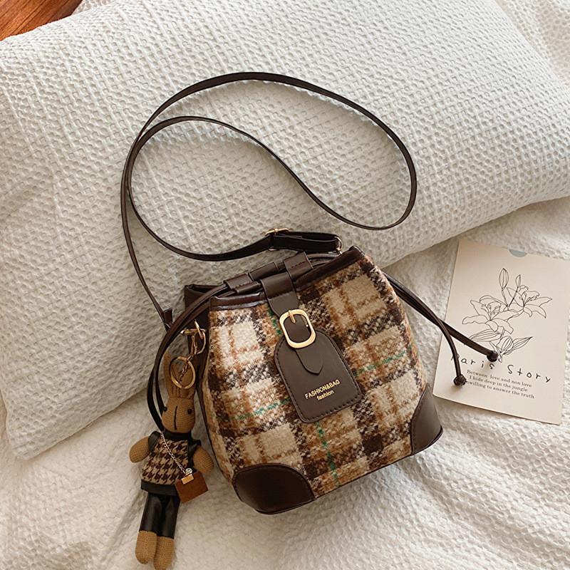 Chic Stylish Bucket Bag For Women With Vintage Appeal In Black And Brown Colors