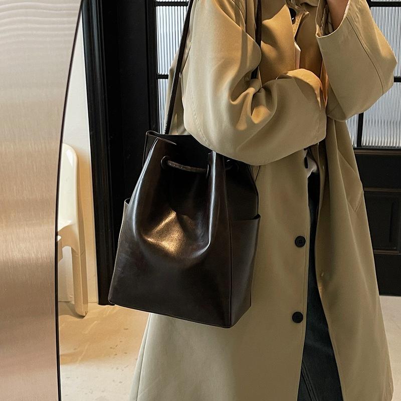 

Женская сумка через плечо 2025 зима новая высококачественная текстура простая для поездок на работу универсальная круглая тонкий плечевой ремень 23*15*31