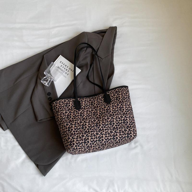 Leopard print bag women's 2025 new model, popular this year, large-capacity tote bag, foreign style splicing, single shoulder class commuter bag