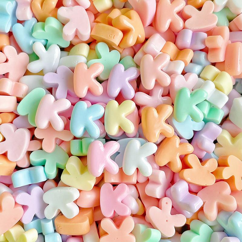 20 Stück Mini-Buchstaben Gemischte Harz-Accessoires ABCD Englische Buchstaben-Aufkleber DIY Sahne-Kleber Handyhülle Haarspangen-Dekoration Zubehör