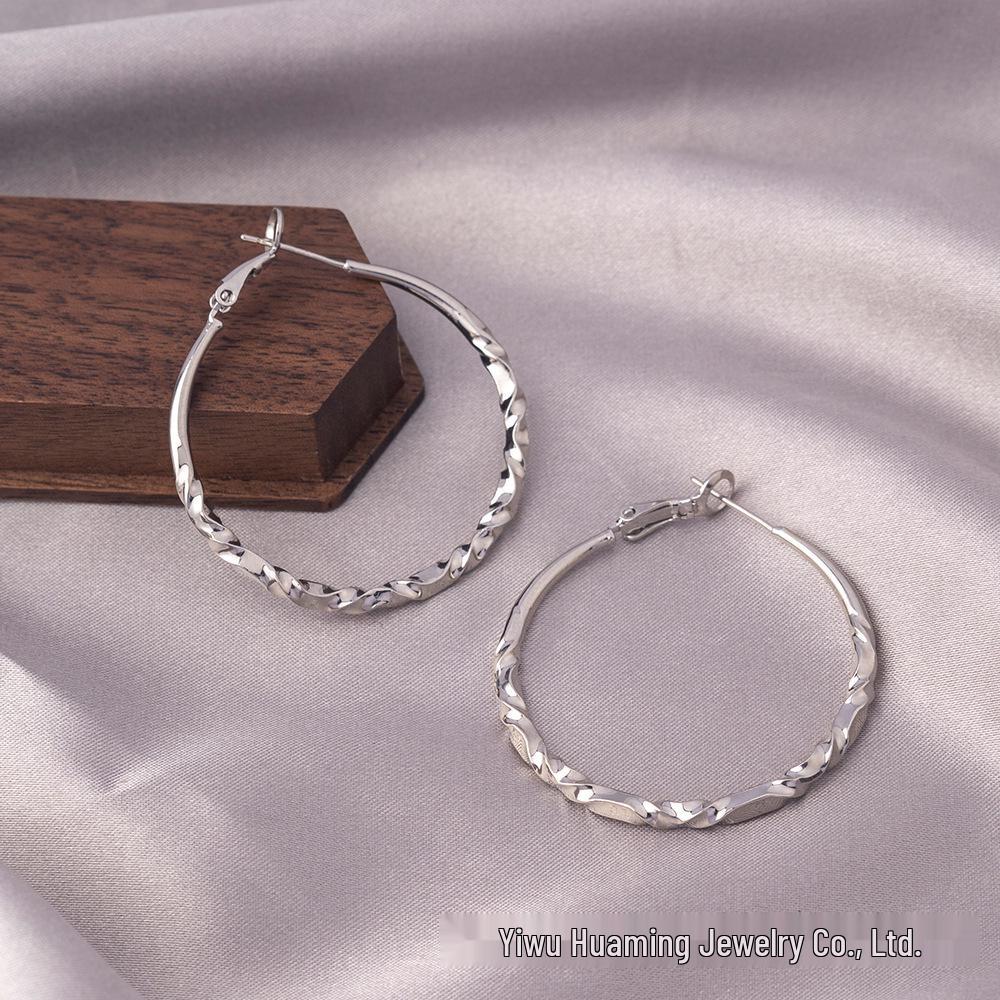 European & American Chic Hoop Earrings: Light Luxury, Sweet & Cool, Stylish & Versatile, Slimming Temperament.
