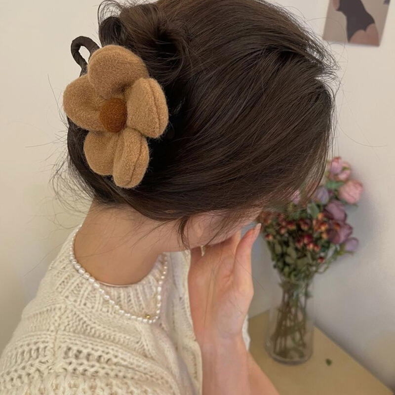 Rene Twist Elegant Daisy Updo Hair Clip beige