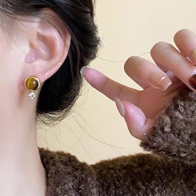 2024 Retro Amber Brown Women's Stud Earrings: High-End, Light Luxury, Niche Hong Kong Style