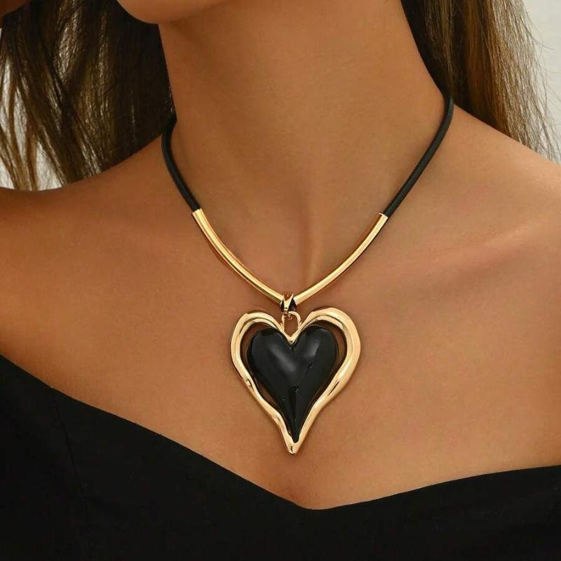 1pc Heart Charm Punk-Style Collage Necklace, Simple Yet Fashionable Pendant Chain