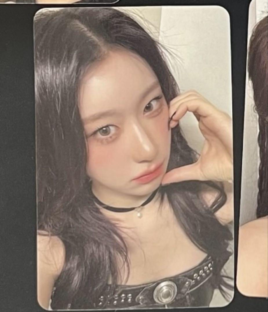 

[USED] ITZY Chaeryun GOLD Starriver Yeontong Limited Dress Trading Card