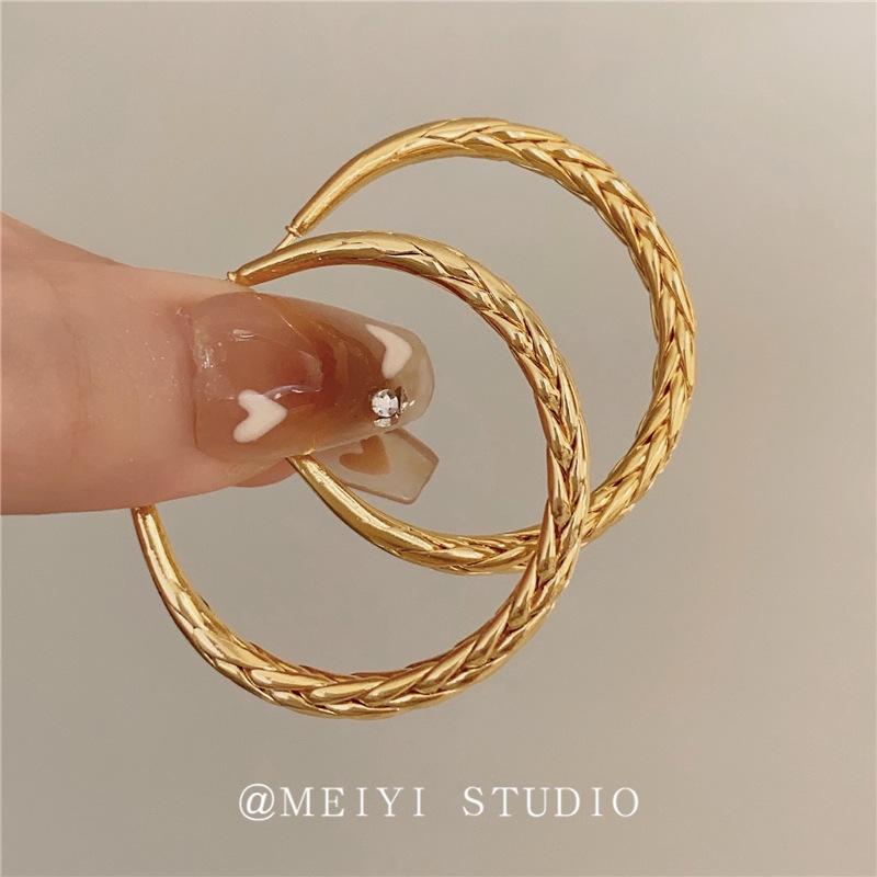 French Retro Metal Ear Cuffs: Elegant Woven Texture, High-End European & American Style