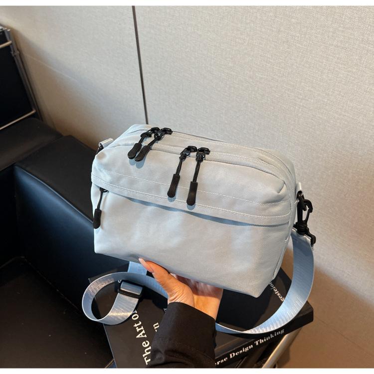 

Повседневная и легкая тканевая сумка женская сумка 2025 новая корейская версия нишевая сумка-мессенджер простая для выхода плечевая маленькая квадратная сумка синий