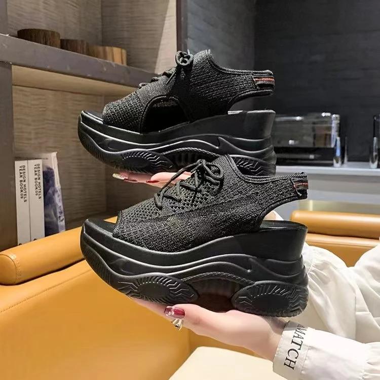 

Верхняя одежда с рыбьим ртом 2024 Женские летние новые модные спортивные сандалии на толстой подошве и танкетке, популярные сандалии мацутакэ 35 чёрный