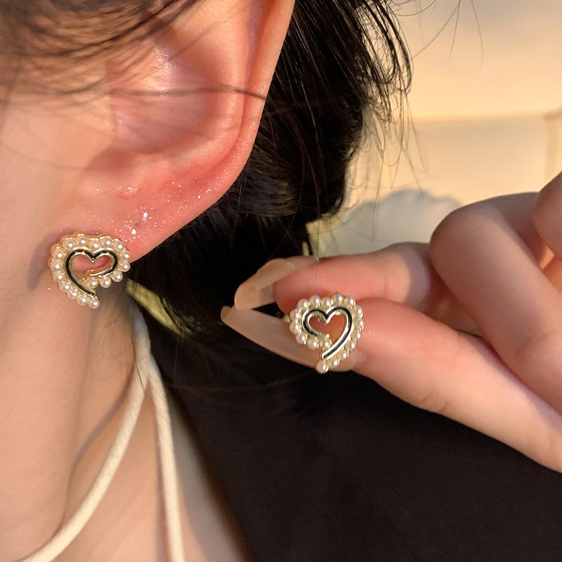 Ins Wind Pearl Love Earrings Women's Exquisite Niche Versatile High-end Stud Earrings 925 Silver Needle Explosive Earrings Wholesale