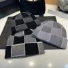 Warme gestrickte Mütze Winter Outdoor Unisex Fleece gefüttert Bündchen Schal Design Modisch Sportlich Luxus Stil Geometrische Stickerei