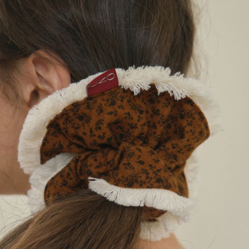 OUR NOSTALGIA Flower Tassel scrunchie_Camel(O25-ACC05)