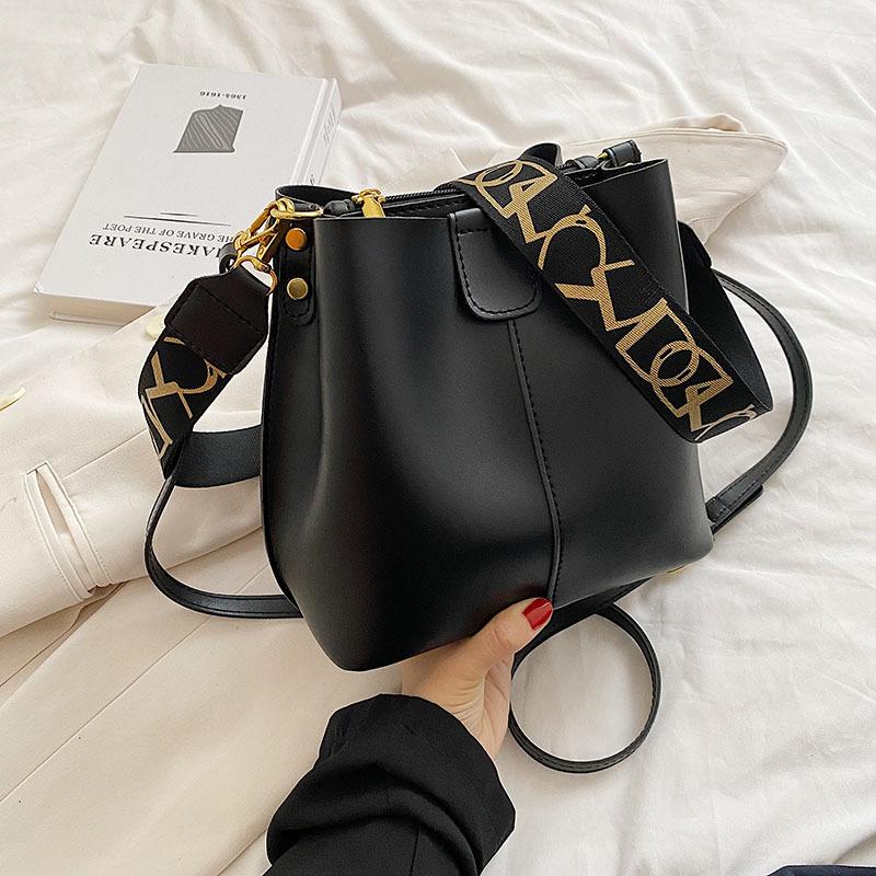 2026 New Korean Women's Bag Simple Casual Fashion Shoulder Handbag Simple Versatile Texture Bucket Bag
