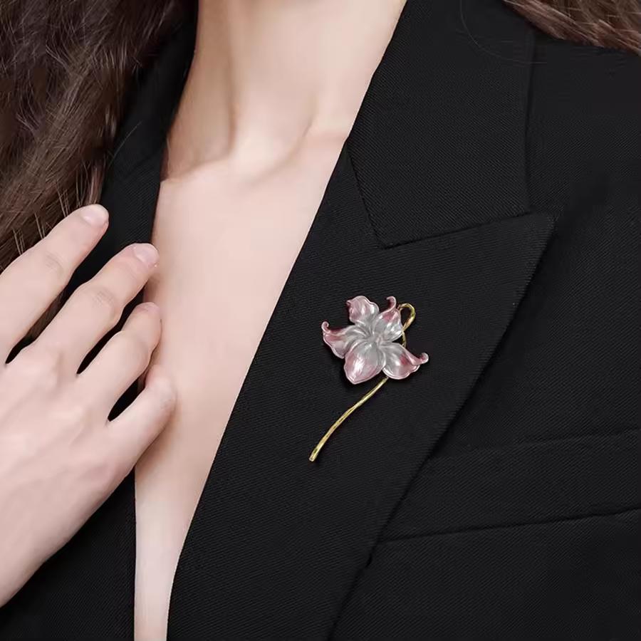Women's Elegant Enamel Water Lily Flower Brooch Floral Lovers Chest Flower Coat Pin Fashion Dressing Jewelry Gift