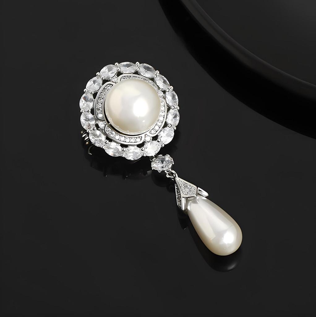 Duchess-Inspired Pearl Brooch: Vintage Luxury Pin for Women