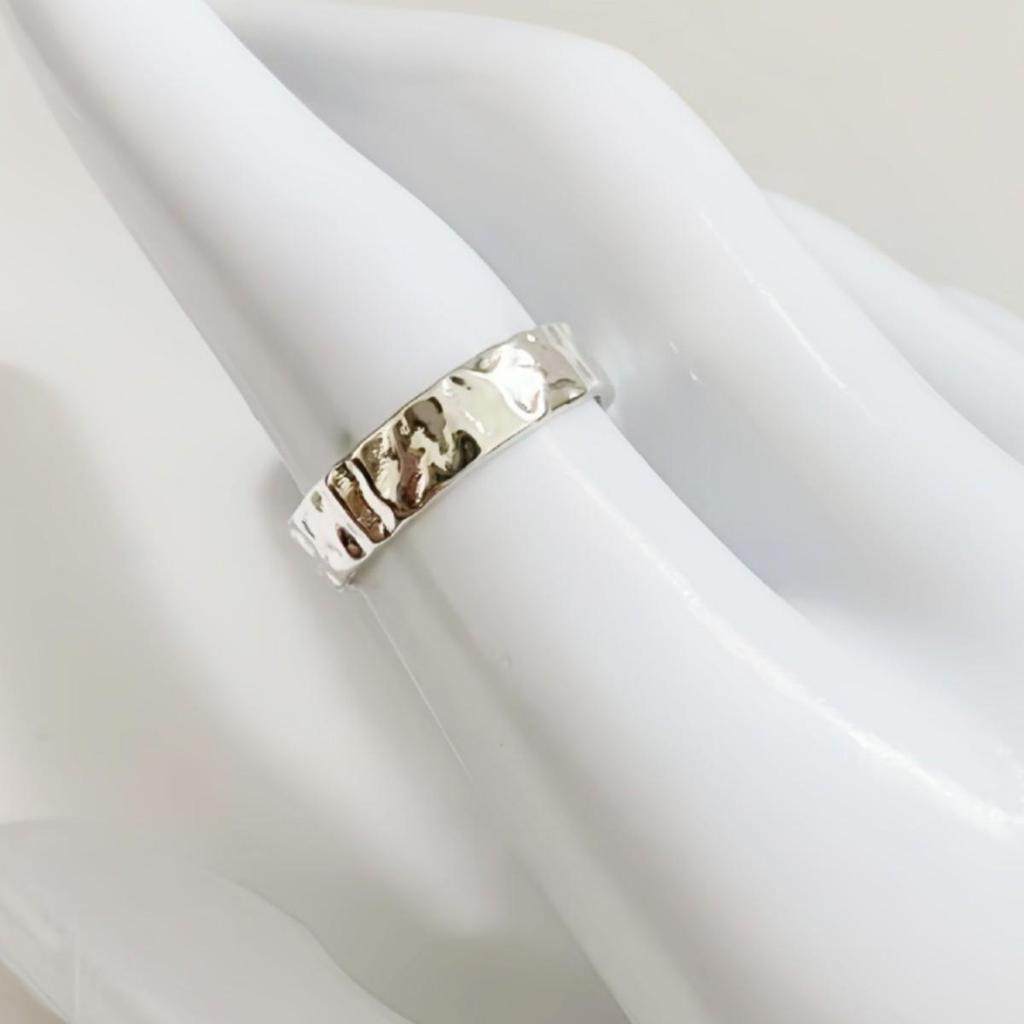 Fashionable Textured Tin Foil Ring with a Versatile Niche Design