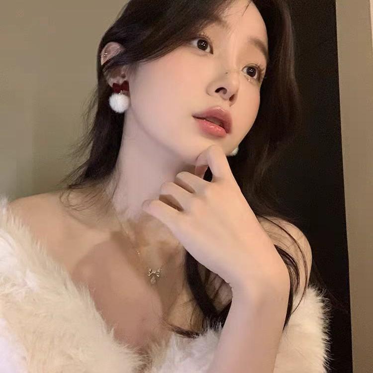 Boucles d'oreilles pendantes en peluche avec nœud rouge 2025 – Design unique boule de fourrure automne/hiver pour femmes