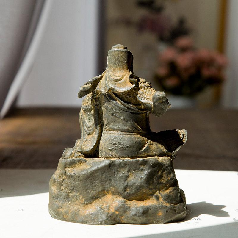 Chinese-Style Martial God Guan Yu Figure: Handmade Natural Rust Desktop Ornament for Living Room or Study