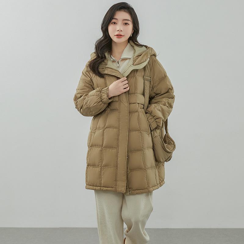 

Корейская версия пуховой куртки для женщин 2025 года, новая зимняя повседневная куртка средней и длинной длины из белого утиного пуха с капюшоном и сумкой L хаки
