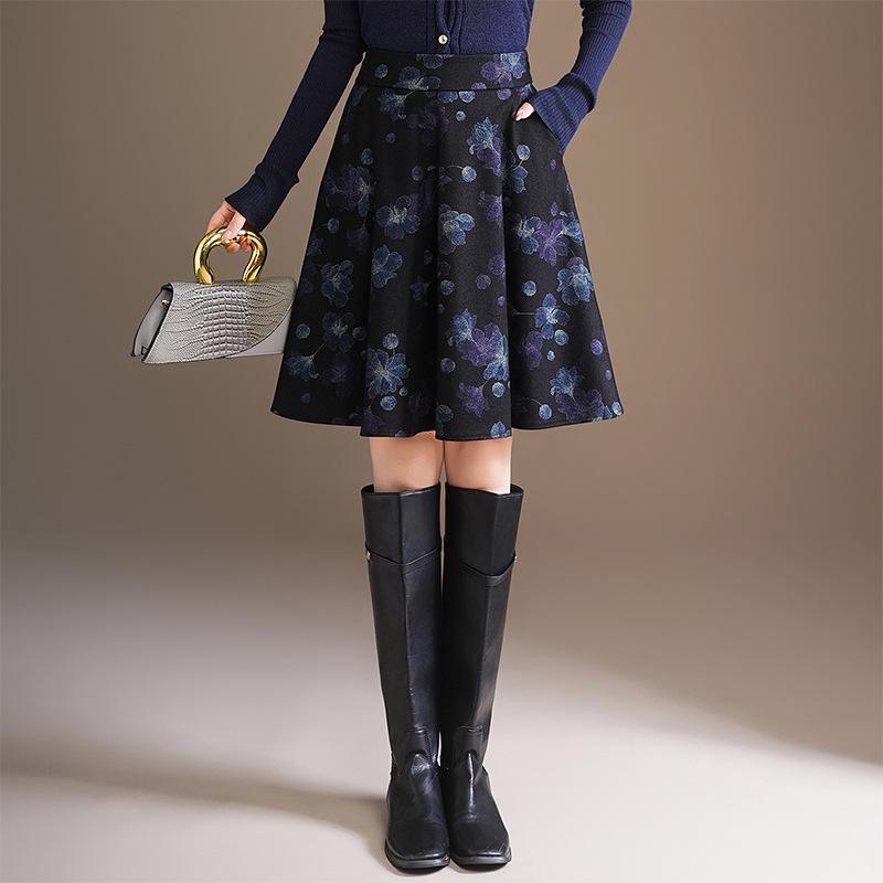 

Flowing Pleated A-line Skirt: High-Waisted, Slim-Fit, Large Hem, Winter 2025 Collection L квітковий