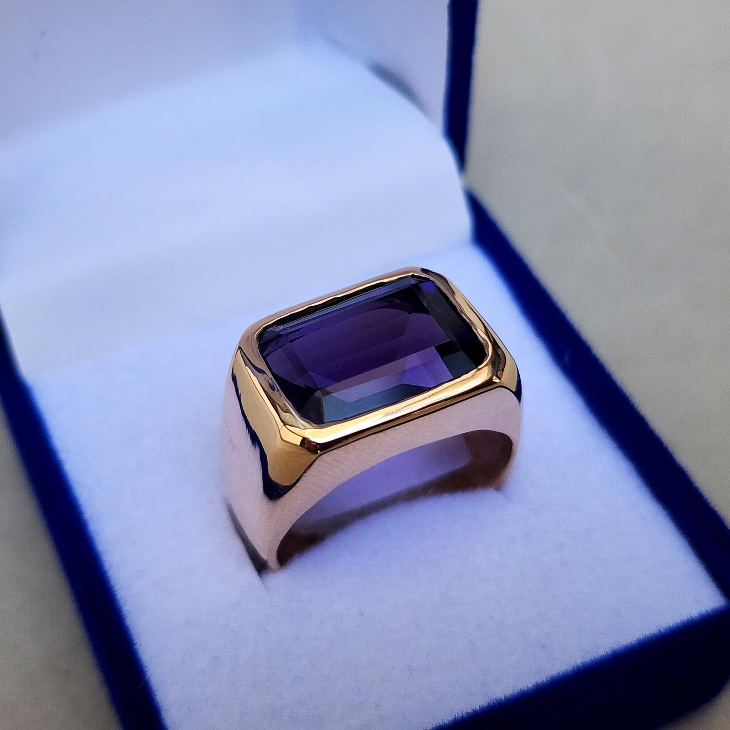 

Кільце з фіолетовим аметистом зі срібла 925 проби з рожевим золотим наповненням, печатка з фіолетовим аметистом 10 рожевий колір золота