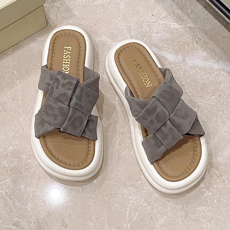 

Stepping on shit slippers women s summer wear 2025 new summer summer women s shoes platform leisure beach one-word drag 35