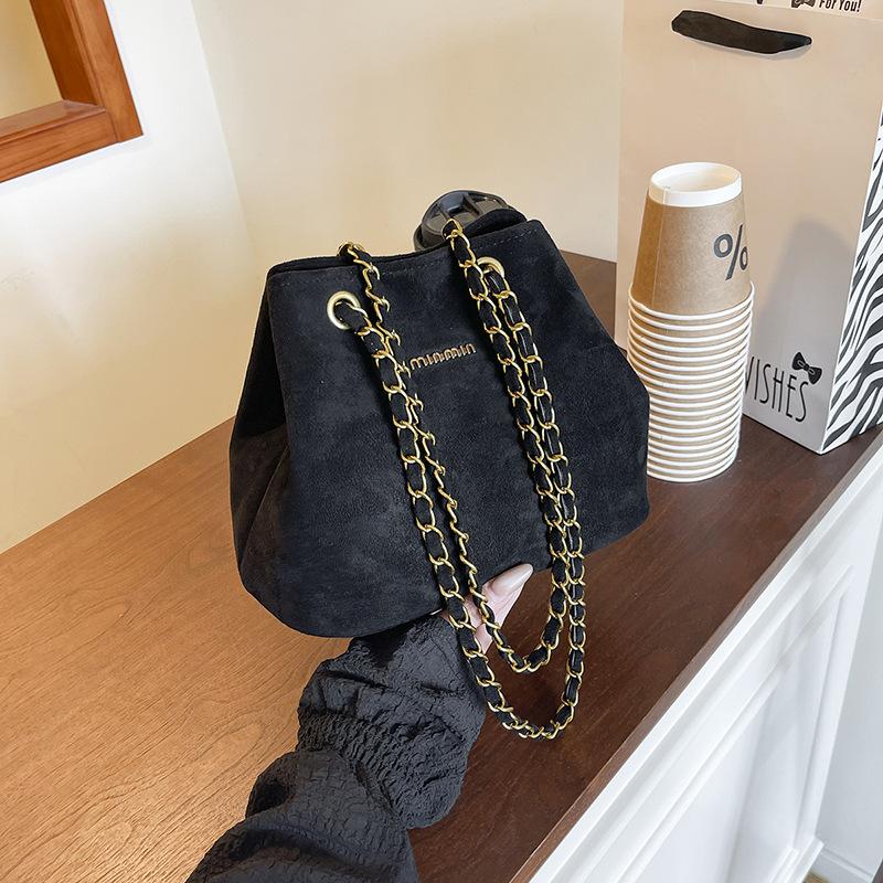 

2025 autumn new niche drawstring bucket small bag women s high-value fashion simple commuter oblique shoulder bag чорний