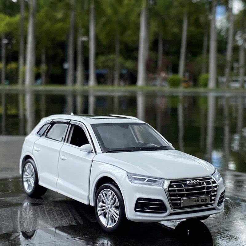 1/32 Scale Q5 SUV Alloy Car Model Diecast and Metal Car Game Car Model Hypersonic Simulation Children's Collection Gift Game