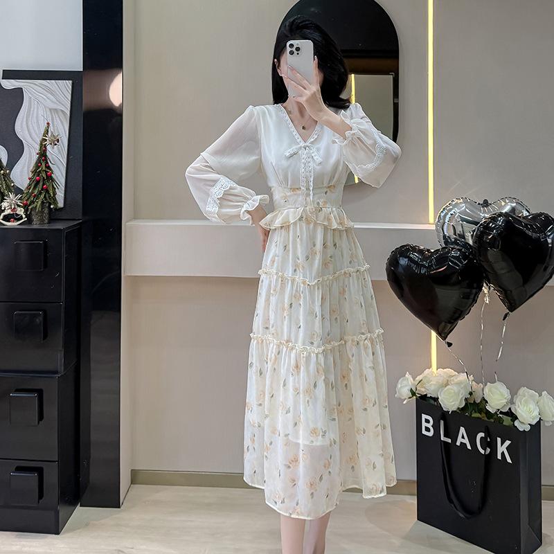 

Женское весеннее шифоновое платье с кружевной отделкой, рукавами-буфами и принтом колор-блок Large