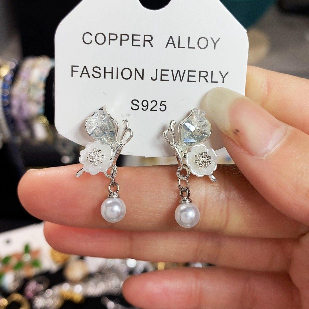 

Niche design three-dimensional butterfly stud earrings female sweet gentle temperament flower earrings earrings 925 silver needle