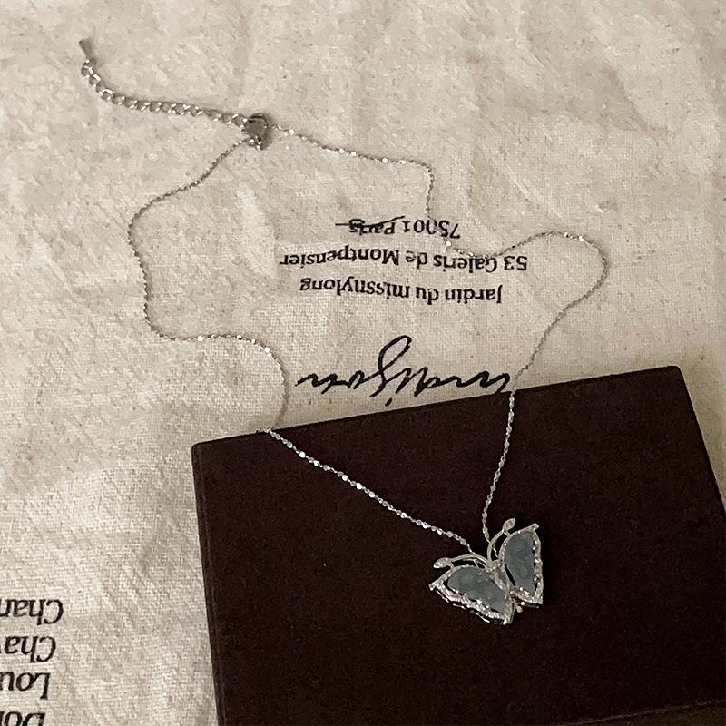 

Женское элегантное колье-чокер с подвеской-бабочкой холодных тонов - Универсальный модный тренд, цепочка для ключицы