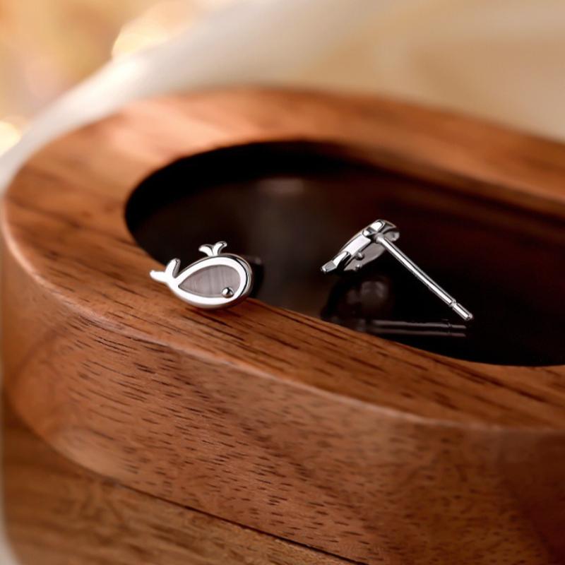 

Cute cat s eye dolphin earrings for women, niche, fashionable and exquisite. 925 Silver