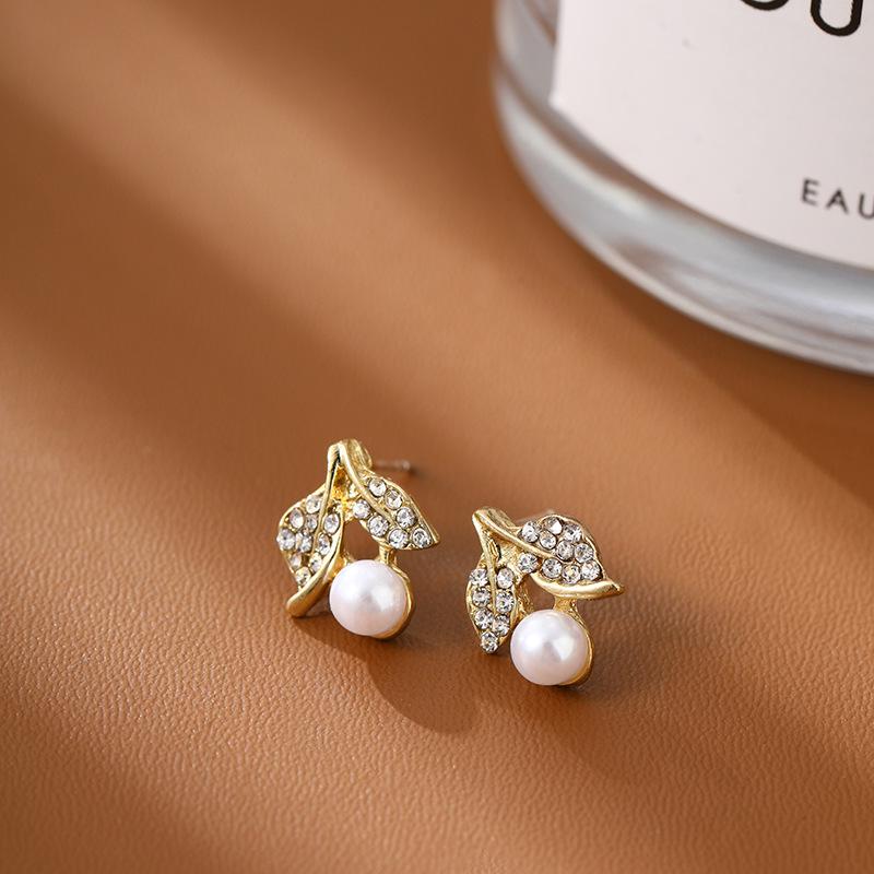 

Korean-Style S925 Silver Leaf Pearl Stud Earrings with Diamonds - Unique Summer Design