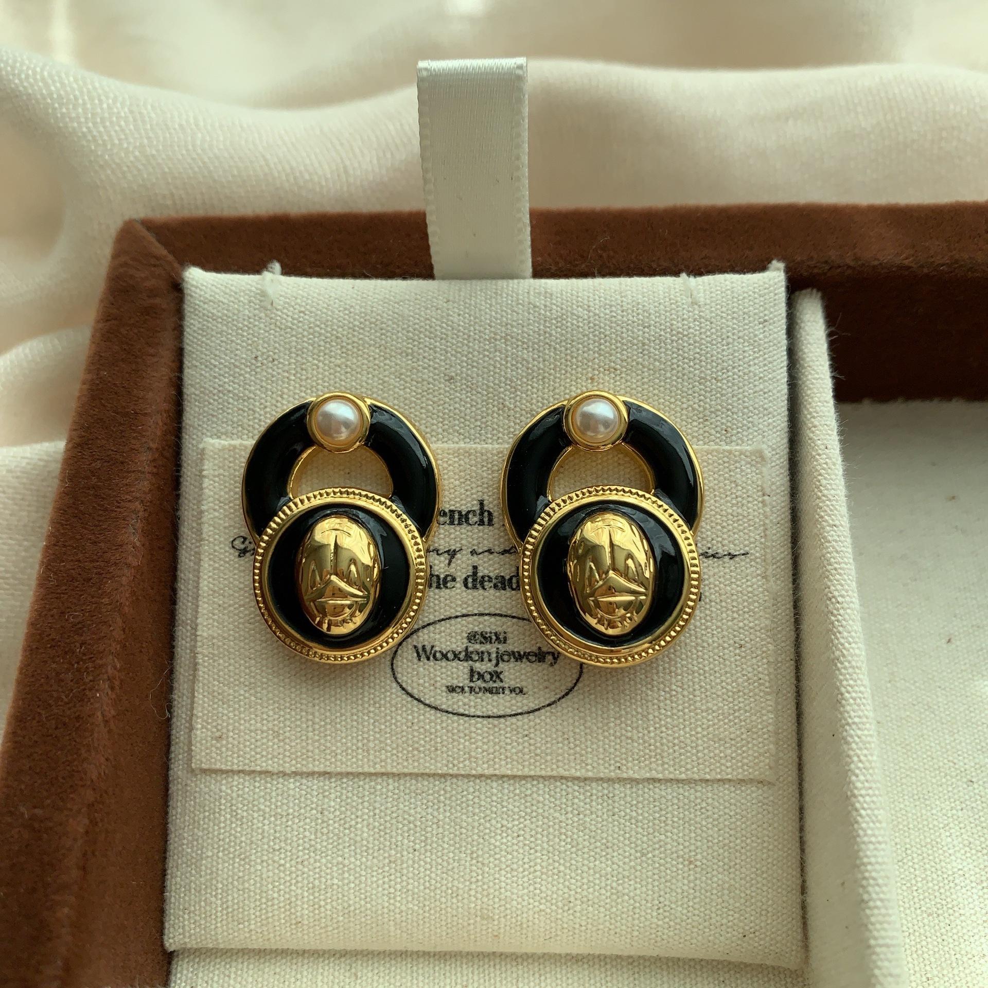 

Black gold contrasting color round classical relief stud earrings European classical enamel exquisite light luxury high-end elegant earrings