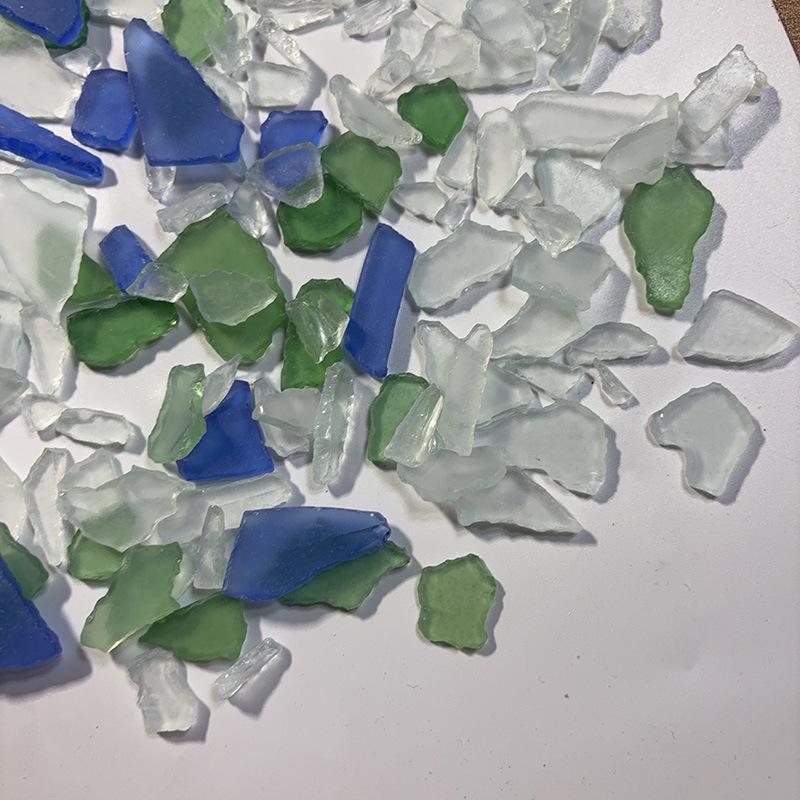 DIY Weihnachtsbaum aus Treibglas: Handgemalte Steine mit rohen Muscheln und Seeglasstücken