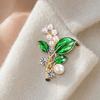 DYS Brooch Pin, Plant Shape Lapel Pin with Green Leaf Design, Imitation Pearl Rhinestone Combination Stable Buckle for Daily Commuting And Dress