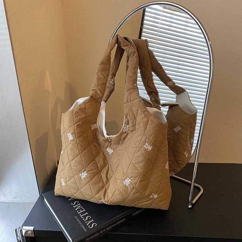 Leisure commuter shoulder bag lightweight large-capacity bag women's new autumn and winter versatile niche tote bag