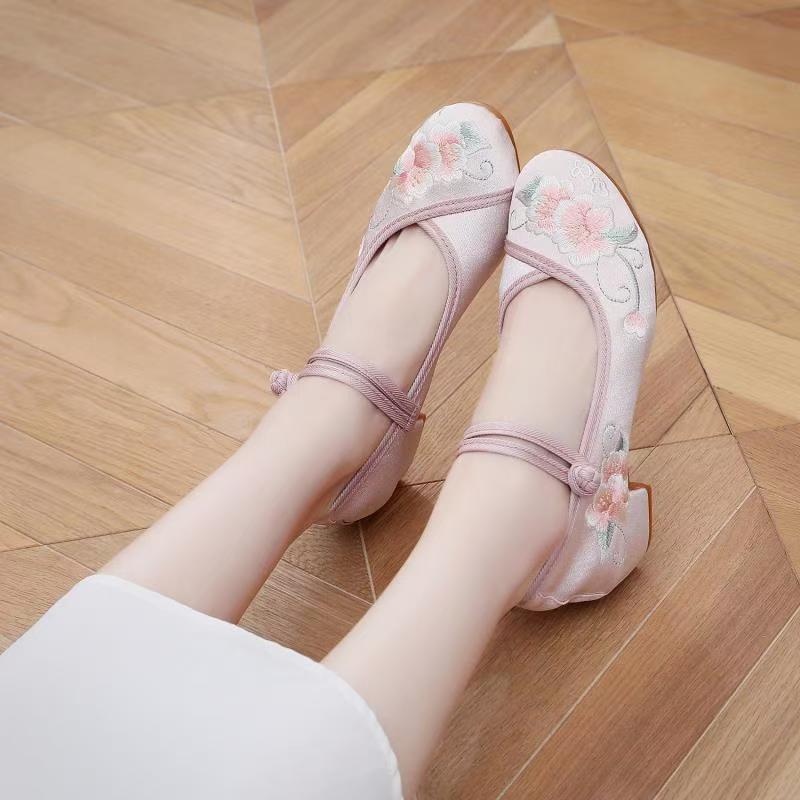 2026 Woman's New Chinese Traditional Low Heel Embroidered Shoe Soft Sole Non Slip Ethnic Style Mary Jane Shoe Cheongsam Shoes