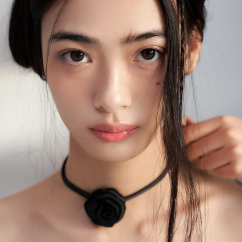 

FANTASTIC PLANET black camellia string necklace BLACK