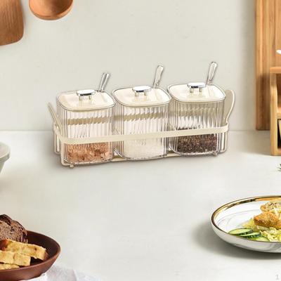 Verdeelde kruidenpot, suikerpot, gedroogd fruit, serveerschaal met deksels en