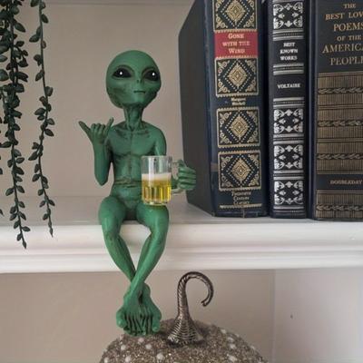 Unverschämte Alien-Statue - Außerirdische Figur, die den Stinkefinger zeigt, Einzigartige Alien-Deko, Ausgefallene Alien-Figur, Perfekte Gartendekorationen oder Geschenk