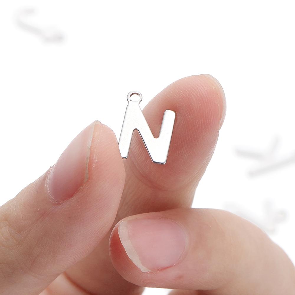 50 Stück Edelstahl 12mm Englische Buchstaben A-Z Anhänger für DIY Halsketten Schmuckherstellung Zubehör