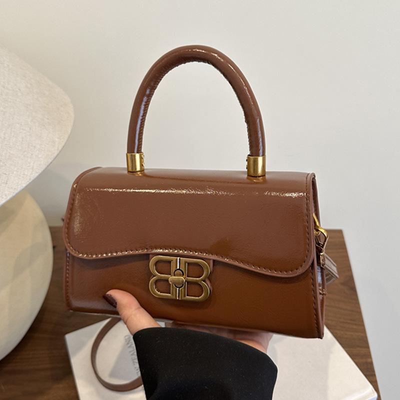 

2025 маленькая квадратная сумка простой модный тренд новая ретро повседневная на плечо корейская версия сумка женская мода зарубежный стиль инс светло-коричневого